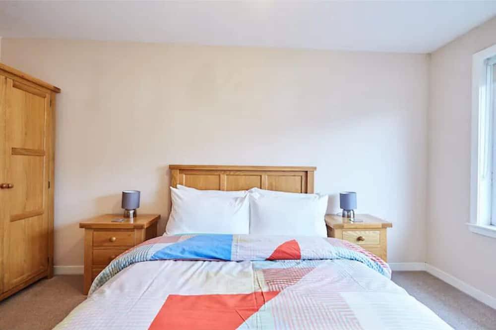 Entire apartment, Etive, Beautiful Lochside Apartment with balcony in Fort William, Loch Linnhe