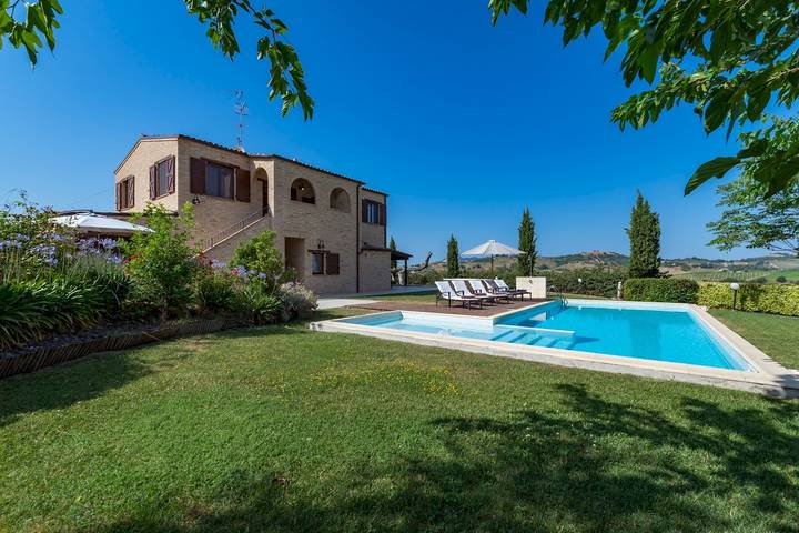 Ferienhaus für 8 Personen, mit Balkon und Terrasse sowie Garten in Offida