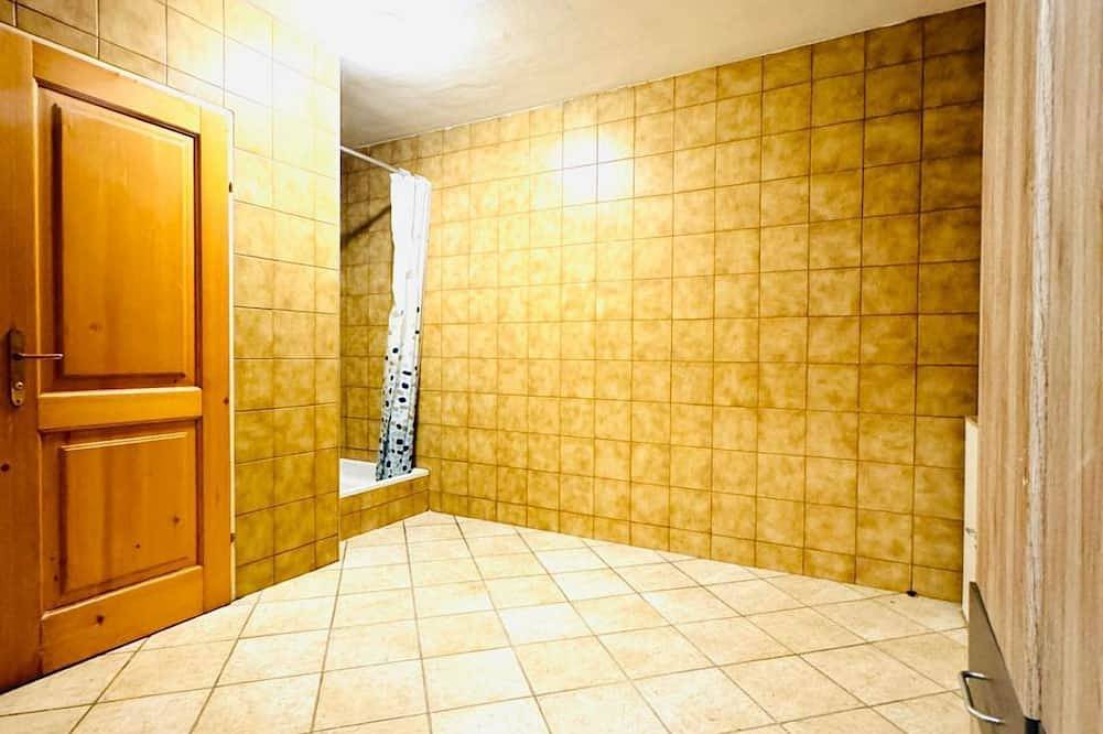 Charming Villa Stay | Garden & Parking Included in Floridsdorf, Wien