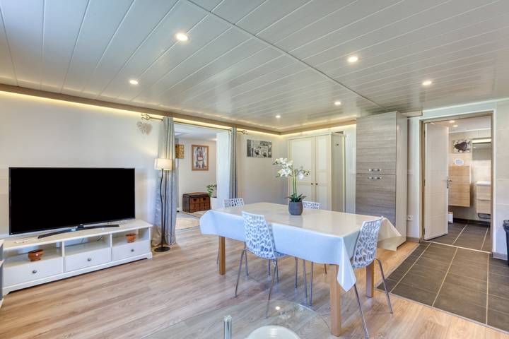 Hel lejlighed, Apartment 'Top Between Sea and Mountains' with Private Pool, Wi-Fi and Air Conditioning in Thézan-lès-Béziers, Middelhavskysten (Frankrig)