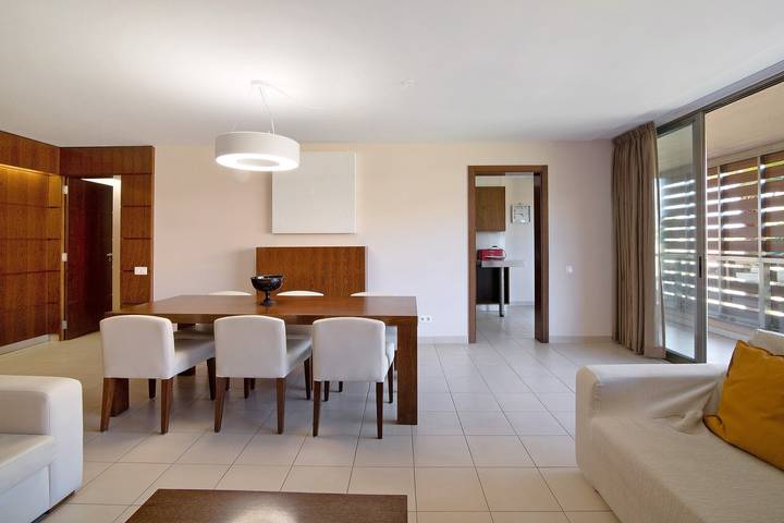 Appartement entier, Apartamento Salgados Sol e Sal avec piscine, Wi-Fi, A/C et jardin in Guia, District de Faro
