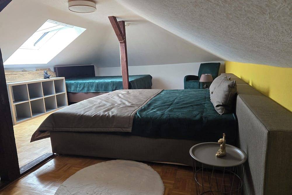 Ganze Wohnung, Gemütliche moderne Dachgeschoss Wohnung nahe Phantasialand, Köln & Erftstadt in Nörvenich, Kreis Düren