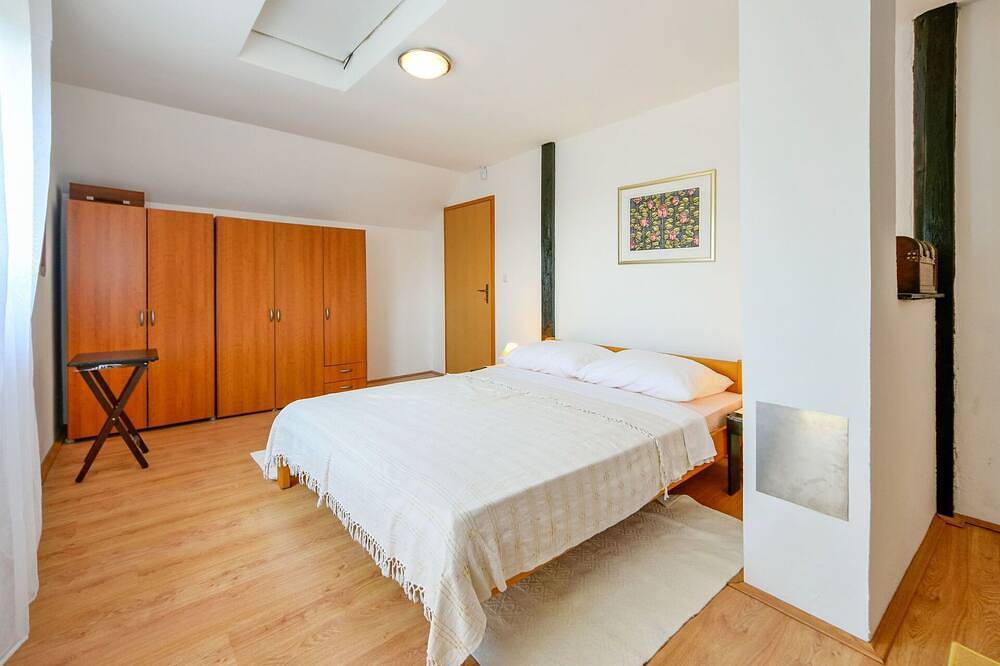 Alleinstehendes Ferienhaus mit W-Lan, privatem Pool, Klimaanlage, Tv, Terrasse, Panoramablick in Zagreb und Umgebung