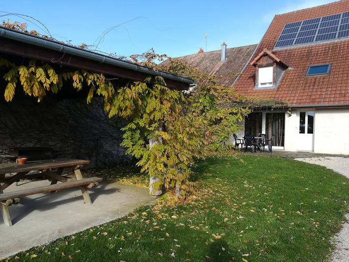 Gîte pour 5 personnes, avec piscine ainsi que jardin et terrasse dans le Jura - 3