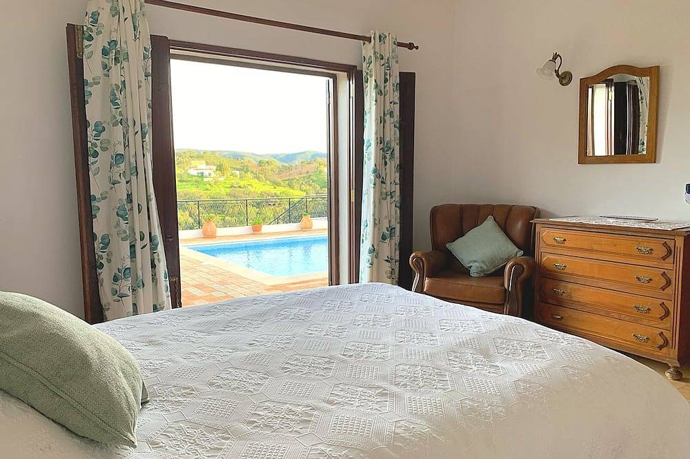 Embrace tranquillity, traditional 2 bed villa & annexe with large private pool. in São Brás de Alportel, Serra do Caldeirão