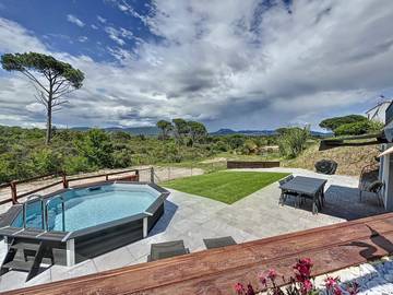 Gîte pour 4 personnes, avec terrasse et piscine ainsi que jardin et vue sur le lac dans le Var