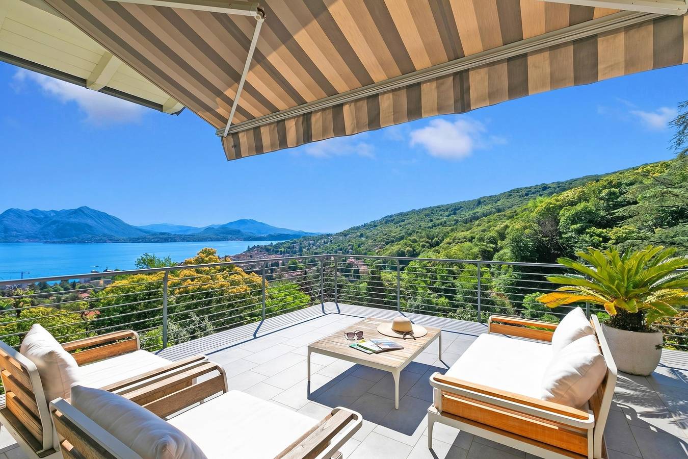 Villa Alessia - 4 bed Villa with Lake Maggiore View in Stresa, Comune di Stresa