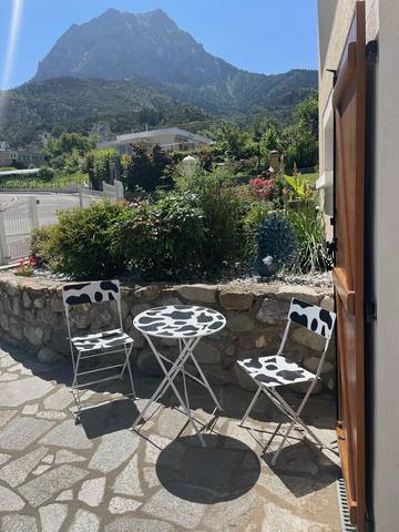 Gîte pour 2 personnes, avec terrasse ainsi que jardin et vue sur le lac à Savines-le-Lac