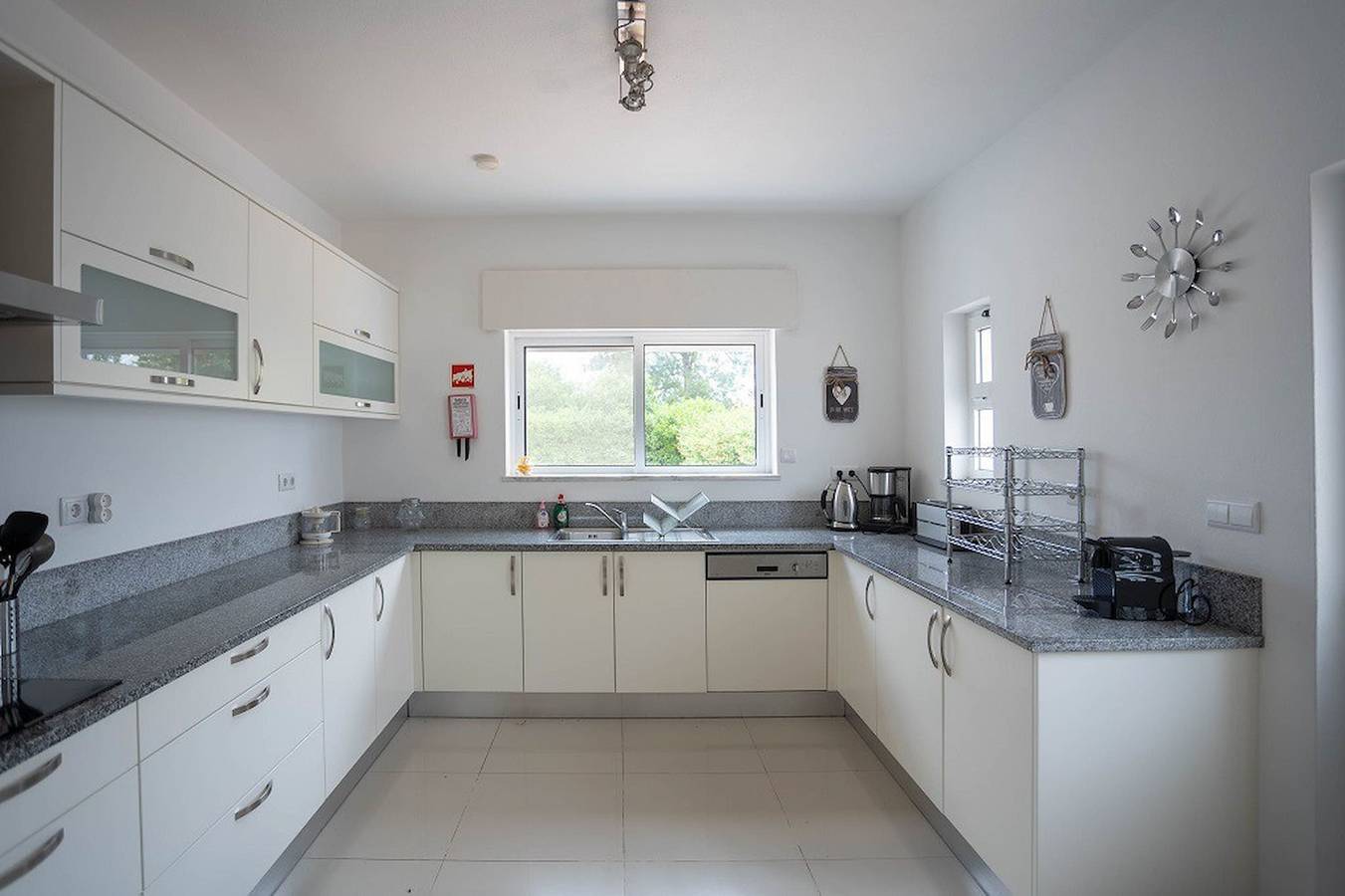 16 Centeanes · Fabulous Location Just Short Walk t in Carvoeiro, Lagoa
