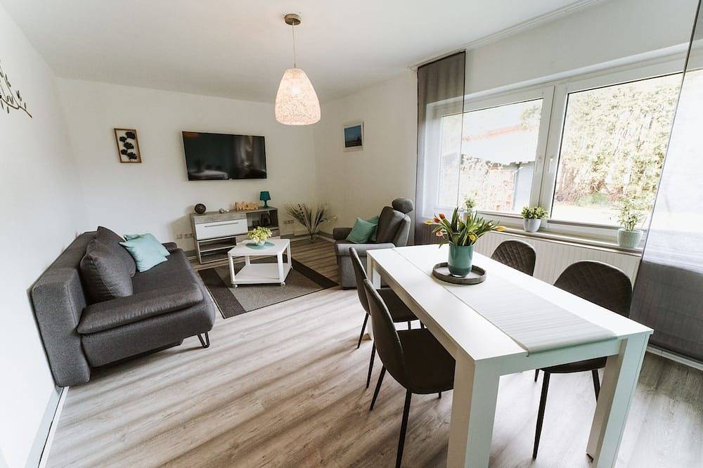 Ganze Wohnung, Ruhig gelegene Ferienwohnung, zentral dennoch mitten in der Natur in Apen, Ammerland