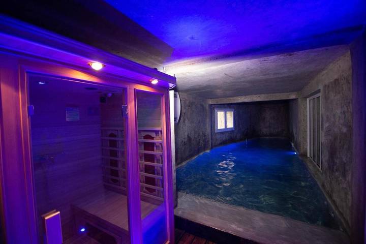 Gîte pour 6 personnes, avec piscine ainsi que sauna et terrasse à Siran