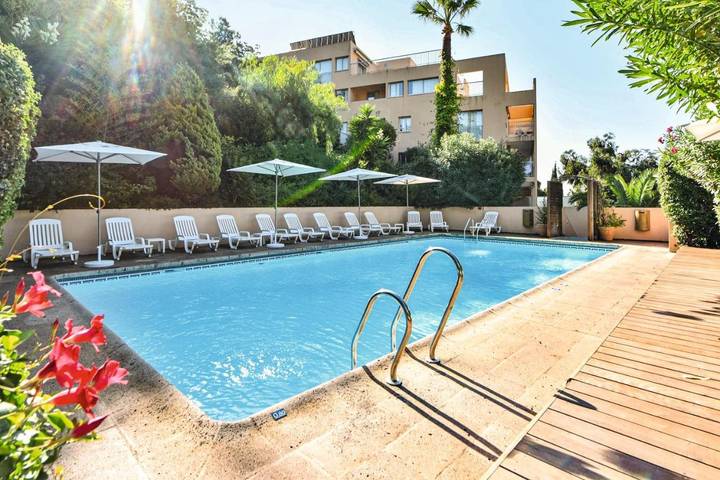 Hôtel pour 7 personnes, avec piscine ainsi que balcon et jardin