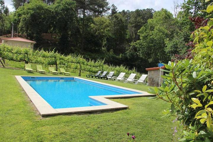 Location de vacances pour 18 personnes, avec terrasse ainsi que piscine et jardin à Celorico de Basto - 2