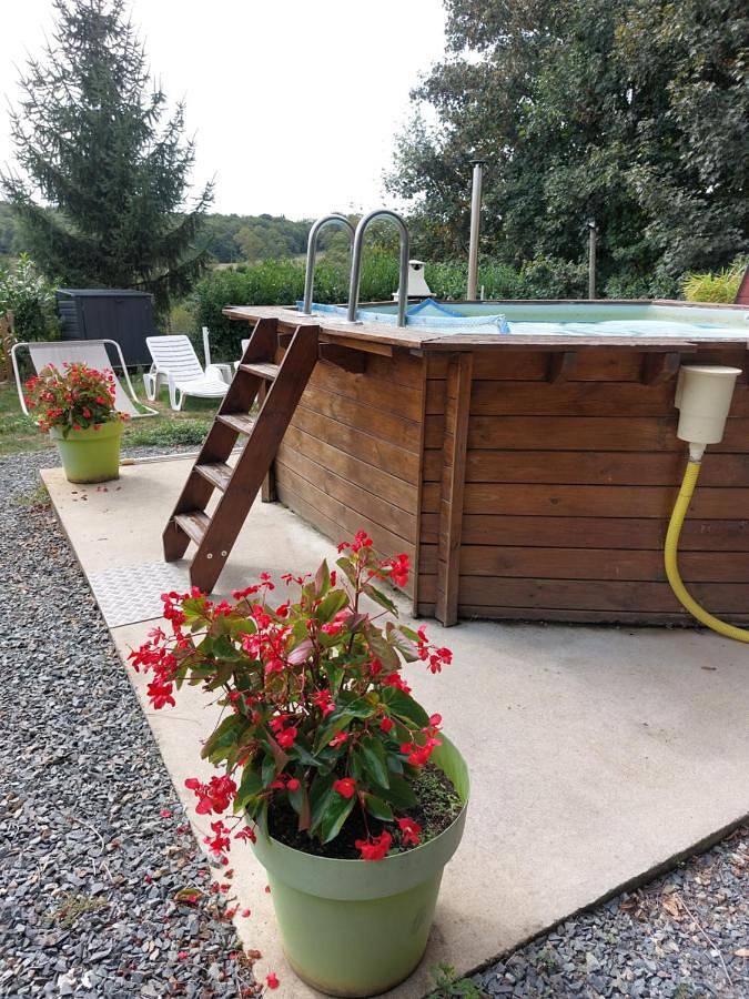 Gîte pour 4 personnes, avec piscine ainsi que jacuzzi et jardin à Sarlande