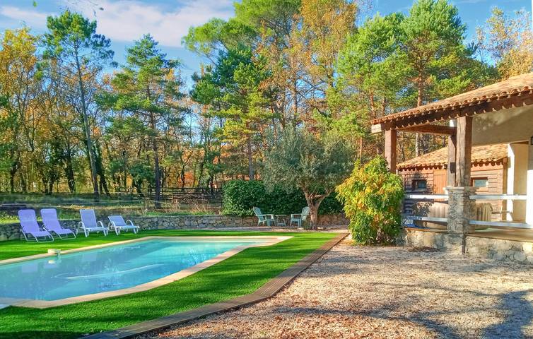 Location de vacances pour 6 personnes, avec terrasse ainsi que piscine et jardin à Tourrettes - 3