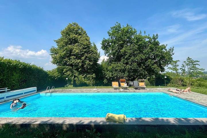 Gîte pour 10 personnes, avec Piscine dans Asti