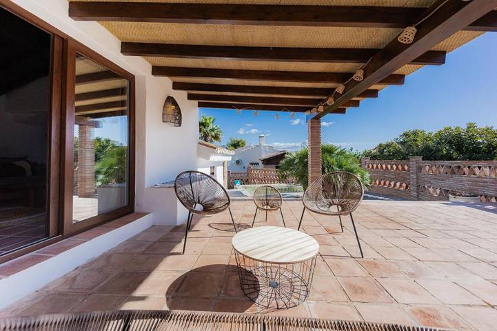 Chalet para 19 personas, con Jacuzzi y Jardín además de Piscina y Vistas en Costa Tropical