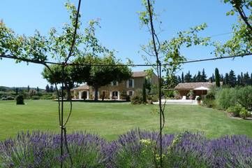 Chambre d’hôte pour 3 personnes, avec piscine et jardin ainsi que vue et sauna à Cheval-Blanc