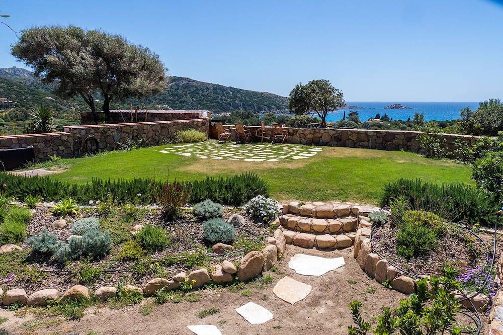 Holidays Zirkuswagen surrounded by sea and maquis. 300 m from the water. in Cala Cipolla, Teulada