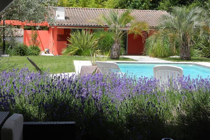 Gîte pour 4 personnes, avec Terrasse ainsi que Jardin et Piscine