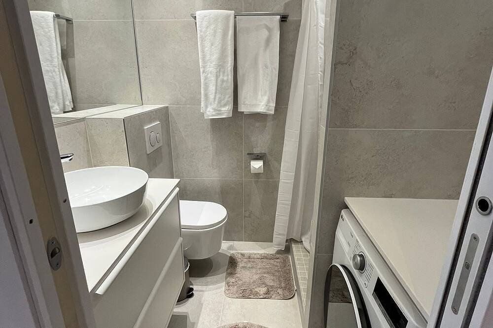 Entire apartment, Cosy & design with balcony - Airport/Palexpo & Onu in Le Grand-Saconnex, Lake Geneva