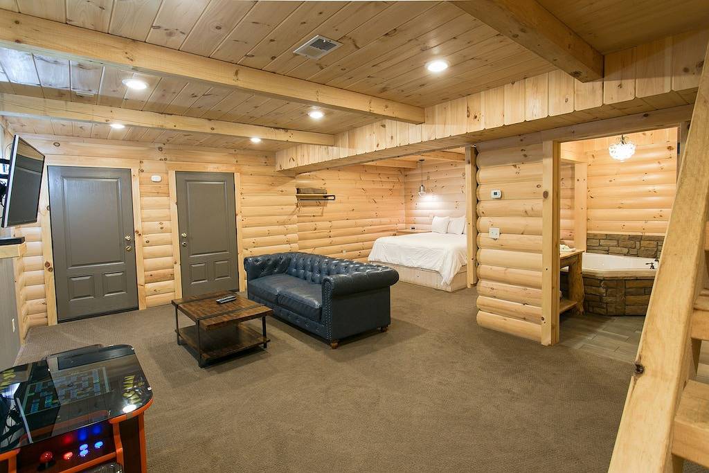 Luxury Cabin with Kitchen, Fireplace, Living Room. Sleeps up to 8 in Berlin (OH), Holmes County