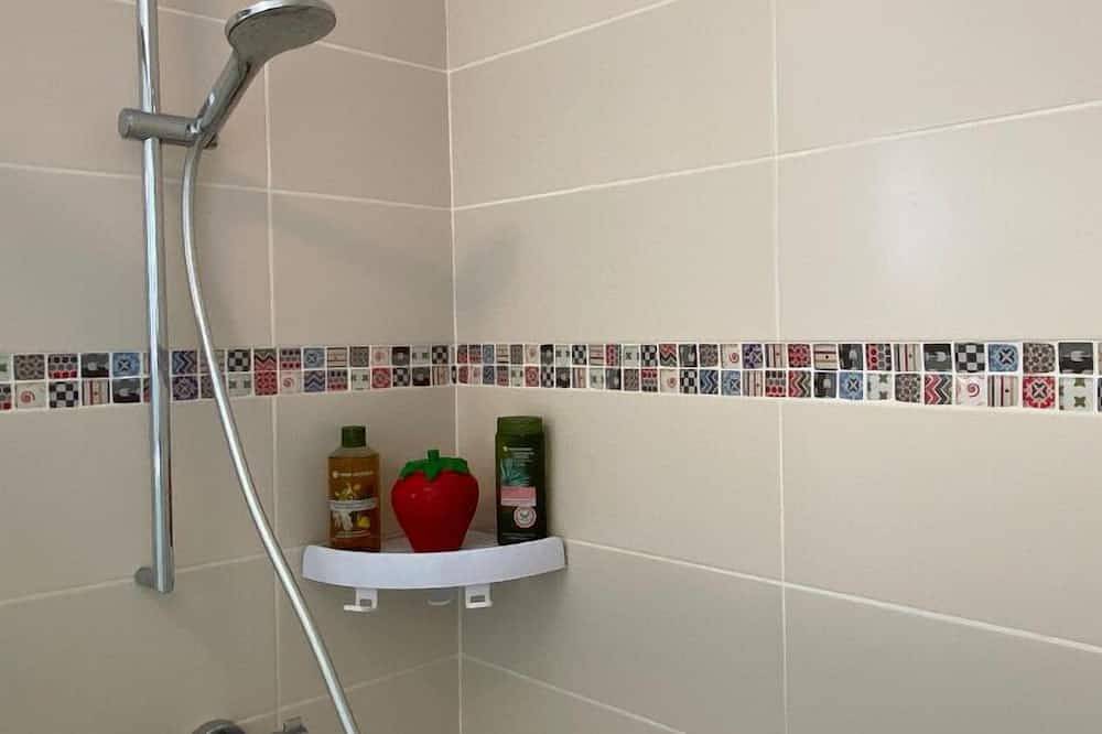 Entire apartment, Charming furnished studio with terrace and south-facing garden for 2p, near town in Plougastel-Daoulas, Brest region