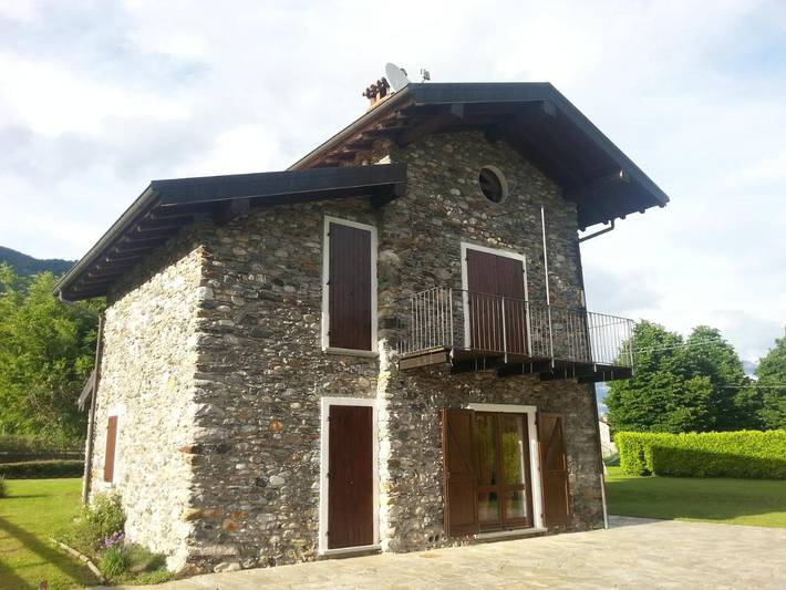 Villa per 8 persone, con Balcone e Terrazza nonché Giardino e Piscina a Gravedona