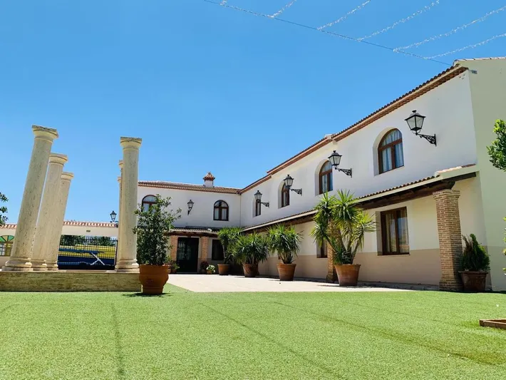 Hotel para 2 personas, con vistas además de terraza y jardín - 1