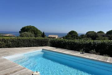 Location de vacances pour 6 personnes, avec terrasse et jardin dans Pinarellu