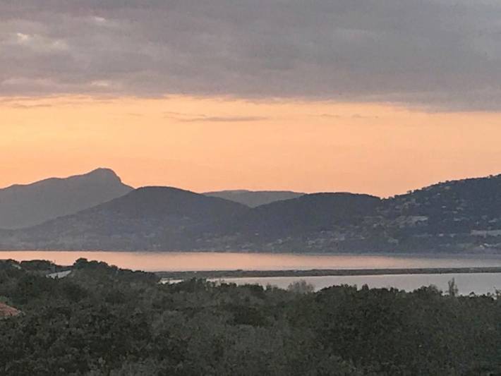 Location de vacances pour 6 personnes, avec Balcon et Terrasse ainsi que Jardin et Piscine dans Plage Du Pradeau