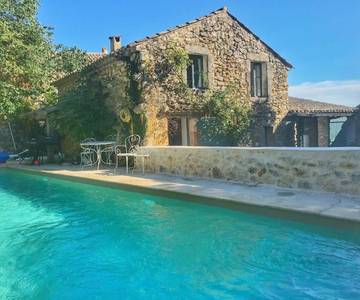 Gîte pour 6 personnes, avec vue et jardin ainsi que piscine et sauna à Lussan