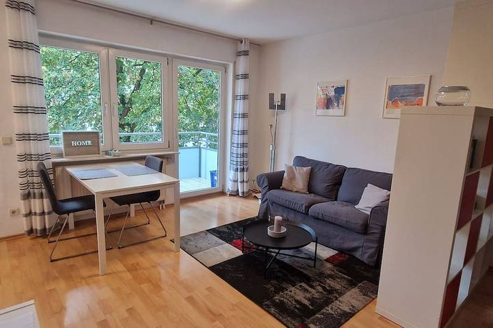 Ganze Wohnung, Helles & ruhiges Studio mit Wohn-/Essbereich, Küche und Duschbad - mit Südbalkon in Weinheim, Kurpfalz
