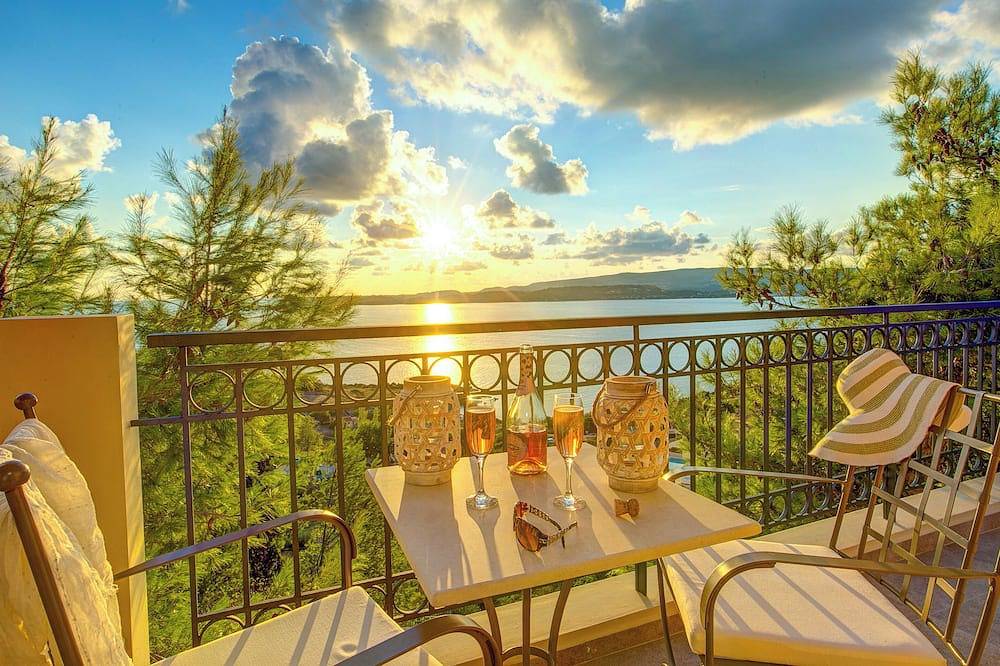 Entire apartment, *New For 2016 * A luxurious, romantic getaway just for the 2 of you ! in Lassi, Argostoli