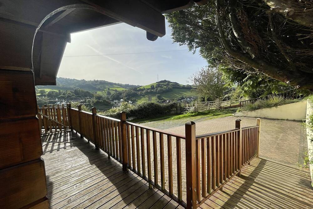 Quiet Sunny South Facing Lodge, Private Decking with Great views & Car Parking in Combe Martin, Exmoor