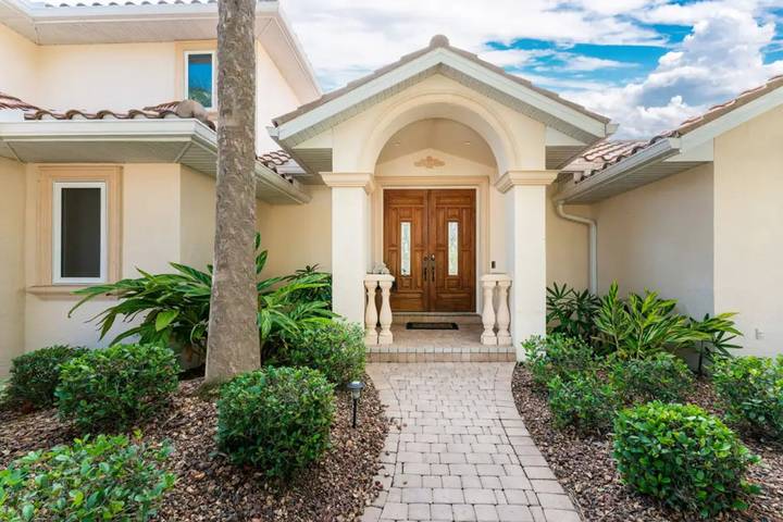 Vacation rental for 10 people, with pool and yard, with pets in Southwest Florida
