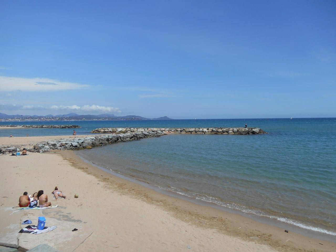 Appartement entier, Duplex à environ 300 m des calanques et de la mer avec balcon, Wi-Fi et climatisation in Saint-Aygulf, Fréjus