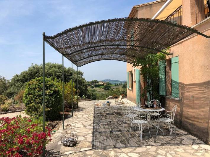 Location de vacances pour 24 personnes, avec vue ainsi que jardin et piscine à Mérindol-les-Oliviers - 3