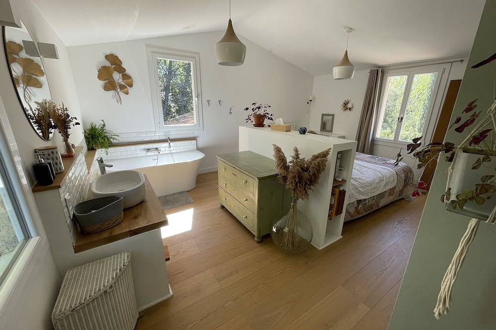 A 2 Mins du Village de Lourmarin. Maison au Calme Avec Grande Piscine et Jardin in Lourmarin, Regionaler Naturpark Luberon