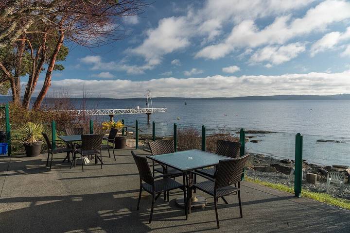 Vacation rental for 6 people, with pool and hot tub as well as garden in Cowichan Valley