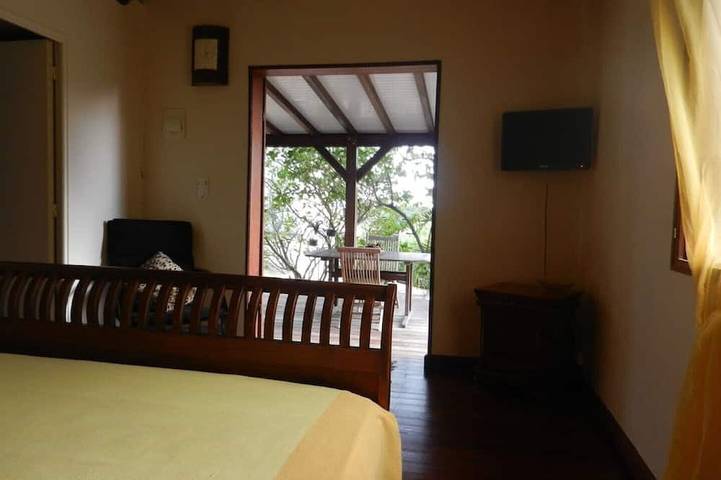 Charmanter Bungalow, 200m vom Strand, ruhig, umgeben von Grün in Guadeloupe