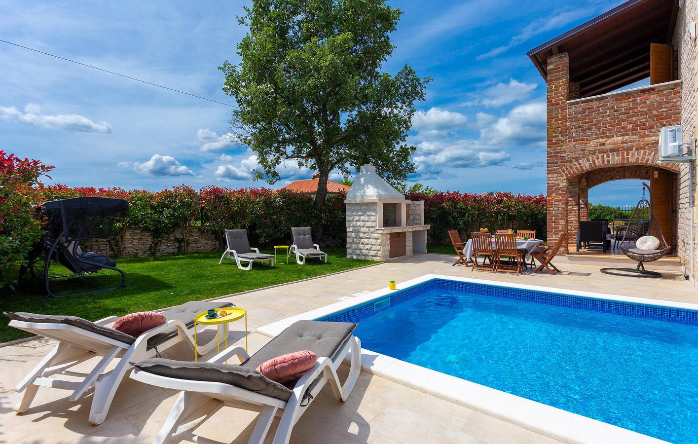 Gemütliche Ferienwohnung mit Pool und Terrasse, 1,5 km vom Stadtzentrum von Jursici entfernt in Jursici, Svetvinčenat