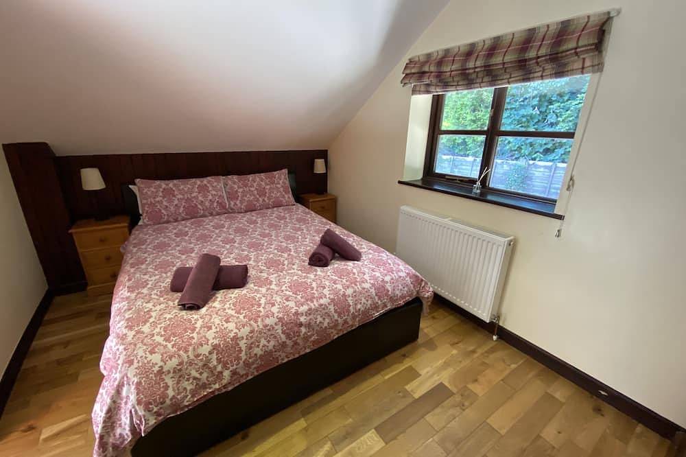 Lovely cottage in 4 acres - 2 lakes, hot tub, pool & sunny conservatory in Cornwall