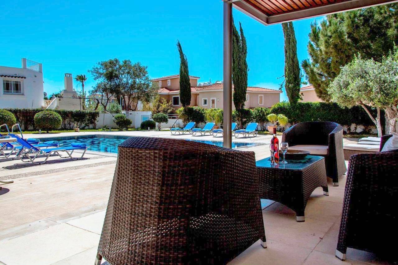 6 bdr villa with Tennis Court in Paphos, South Cyprus