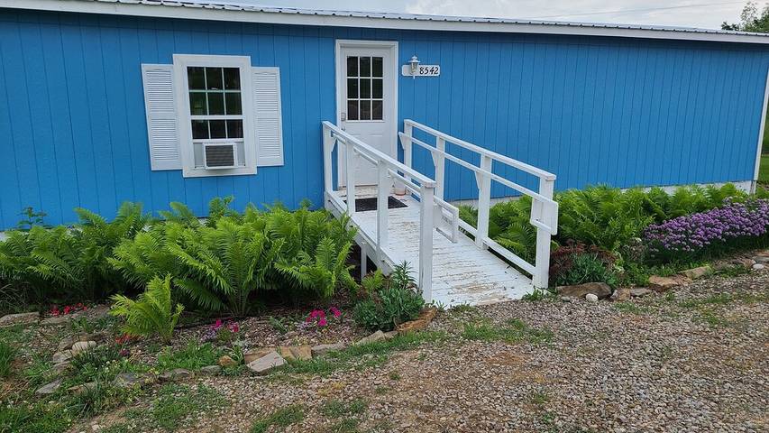 Vacation rental for 12 people, with terrace and hot tub in Keuka Lake
