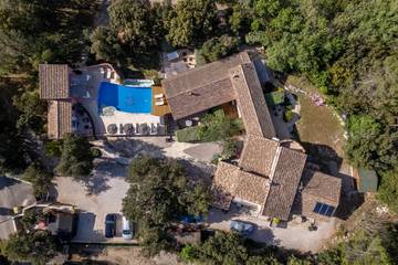Chambre d’hôte pour 4 personnes, avec jacuzzi ainsi que jardin et piscine dans Parc naturel régional de la Sainte-Baume