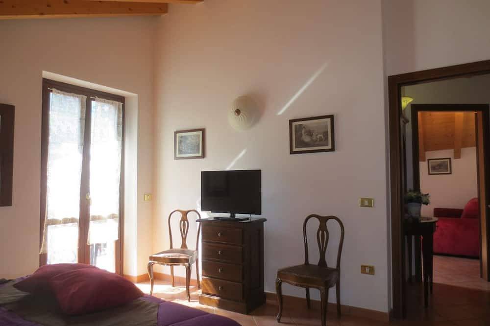Ganze Wohnung, Geräumiges, Ruhiges, Helles, Strategisches Penthouse Im Zentrum. atemberaubenden Ansichten in Molveno, Brentagruppe