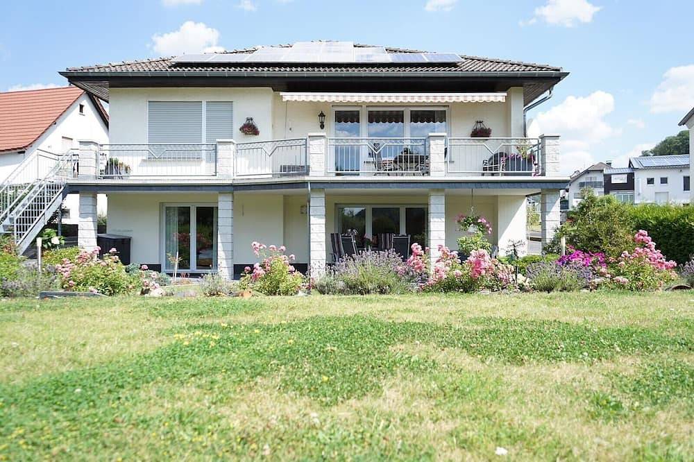 ****Komfort-Fewo Kleines Kylltal in Oberstadtfeld/Eifel, 30 qm große Südterrasse in Oberstadtfeld, Vulkaneifel