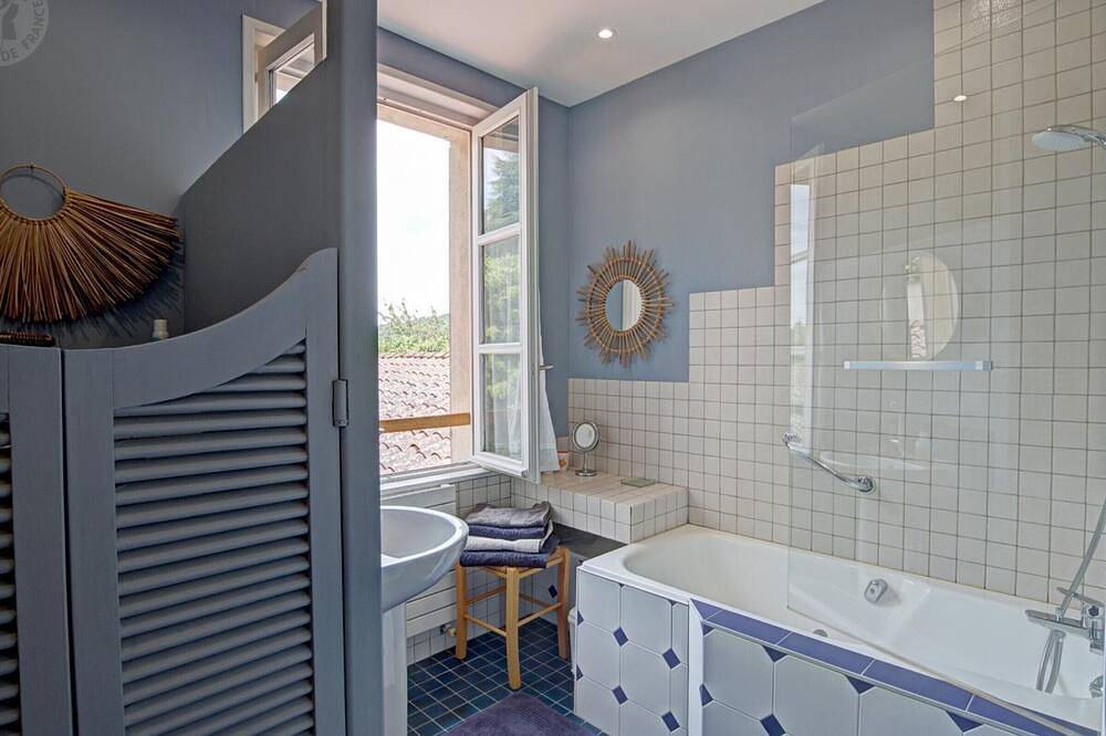 Maison cosy avec terrasse, jardin fleuri, et tout confort à Saint-Galmier in Saint-Galmier, Montbrison