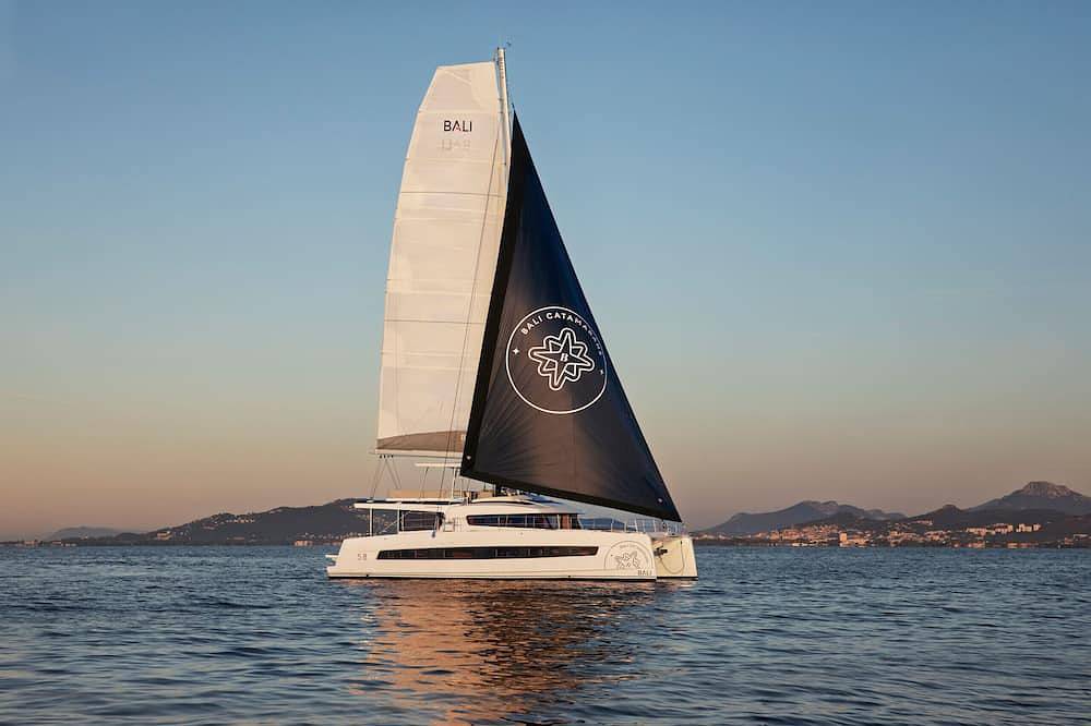 Sonnenverwöhntes Segelabenteuer auf den Islas Baleares, Mallorca in Port d'Andratx, Mallorcas Küste
